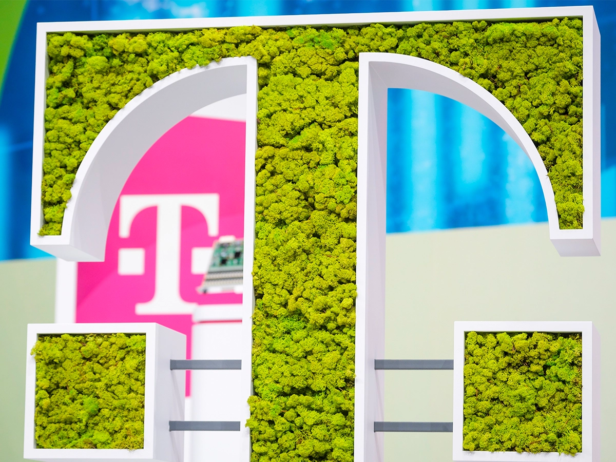 Ein bepflanztes großes T im Stile des Logos der Deutschen Telekom