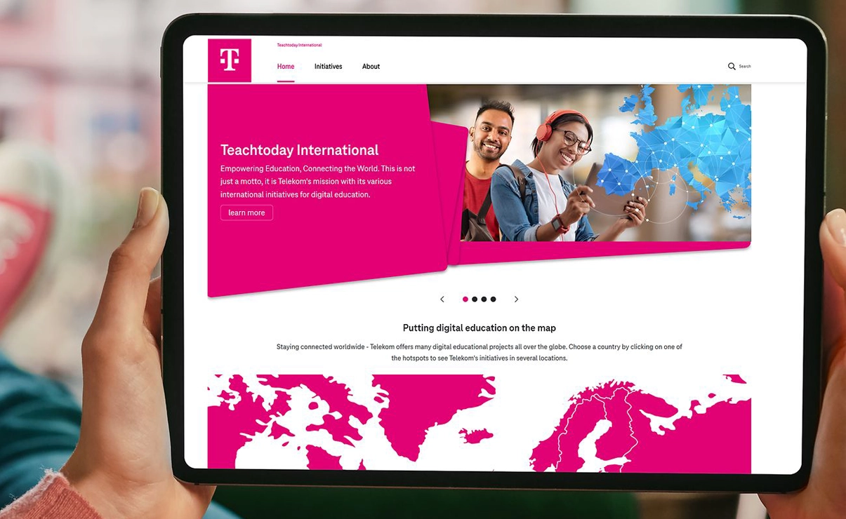 Tablet in Händen von Person zeigt Teachtoday International Plattform (Foto)