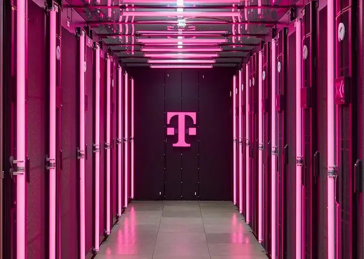 Das Deutsche Telekom T-Logo mit magentafarbenem Neonlicht beleuchtet (Foto)